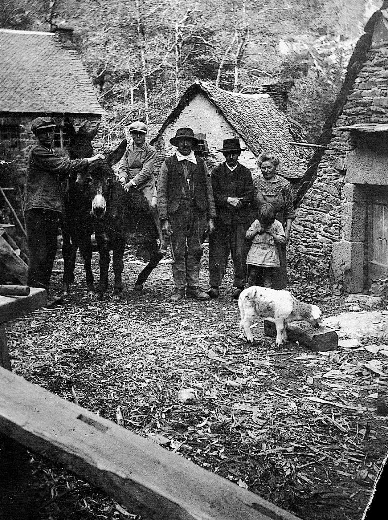 Personnes, deux ânes (ases) et un agneau (anhèl) dans cour de moulin (molin), Aubrac, 1930